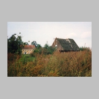 006-1002 Hinten links das Gutshaus Rehaag Podewitten. Bild Mitte das Verwalterhaus im Jahre 1990.jpg